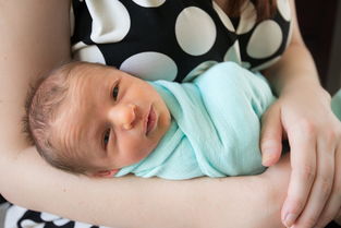 哺乳期乳腺炎发烧还能喂奶吗怎么治通乳？
